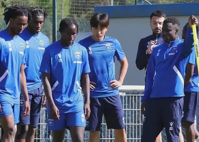 เตรียมเข้าร่วมลีกเอิง! เว่ย เซียงซิน: ผมกำลังเรียนภาษาฝรั่งเศสและฝึกซ้อมการยิงและการครอสบอลเพิ่มเติมทุกวัน! _อ็อกเซร์_ _ทีมยักษ์ใหญ่_ _ดาวรุ่ง_ เตรียมเข้าร่วมลีกเอิง! เว่ย เซียงซิน: ผมกำลังเรียนภาษาฝรั่งเศสและฝึกซ้อมการยิงและการครอสบอลเพิ่มเติมทุกวัน! _อ็อกเซร์_ _ทีมยักษ์ใหญ่_ _ดาวรุ่ง_