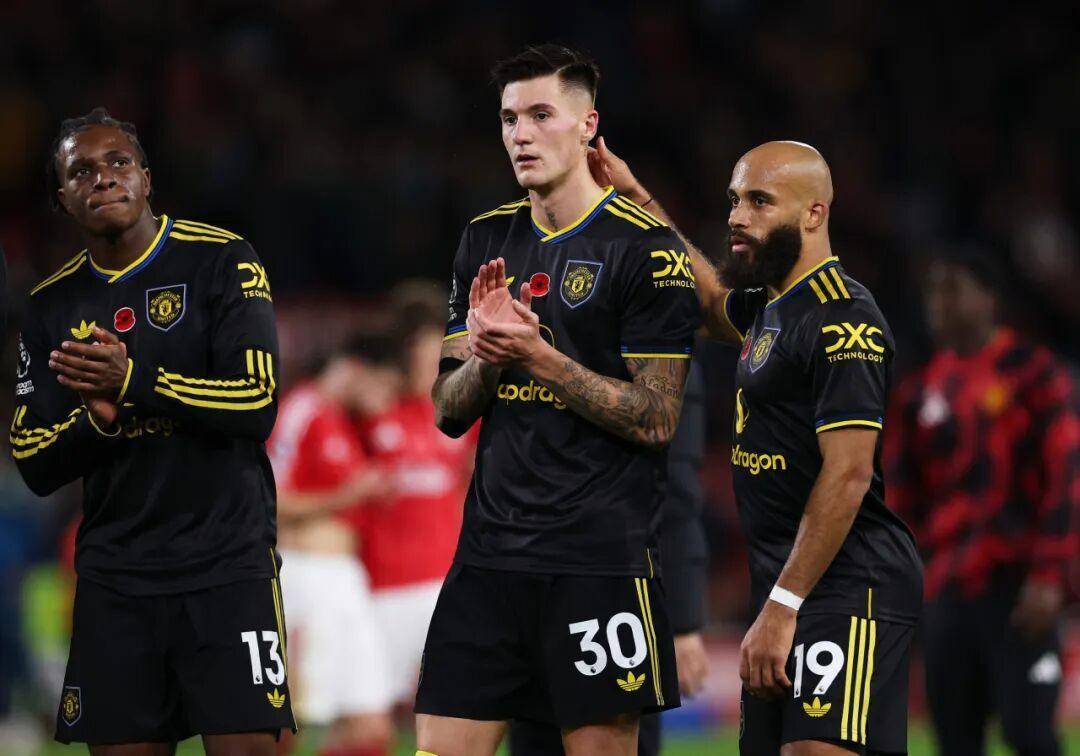 พลิกโผสุดช็อก! ความฝันในตลาดซื้อขายนักเตะหน้าหนาวของยูไนเต็ดพังทลาย เมื่อโรมาโน่ยืนยันไม่มีโอกาสเซ็นสัญญาเอนดริคหรือเซสโก้เสริมแนวรุก