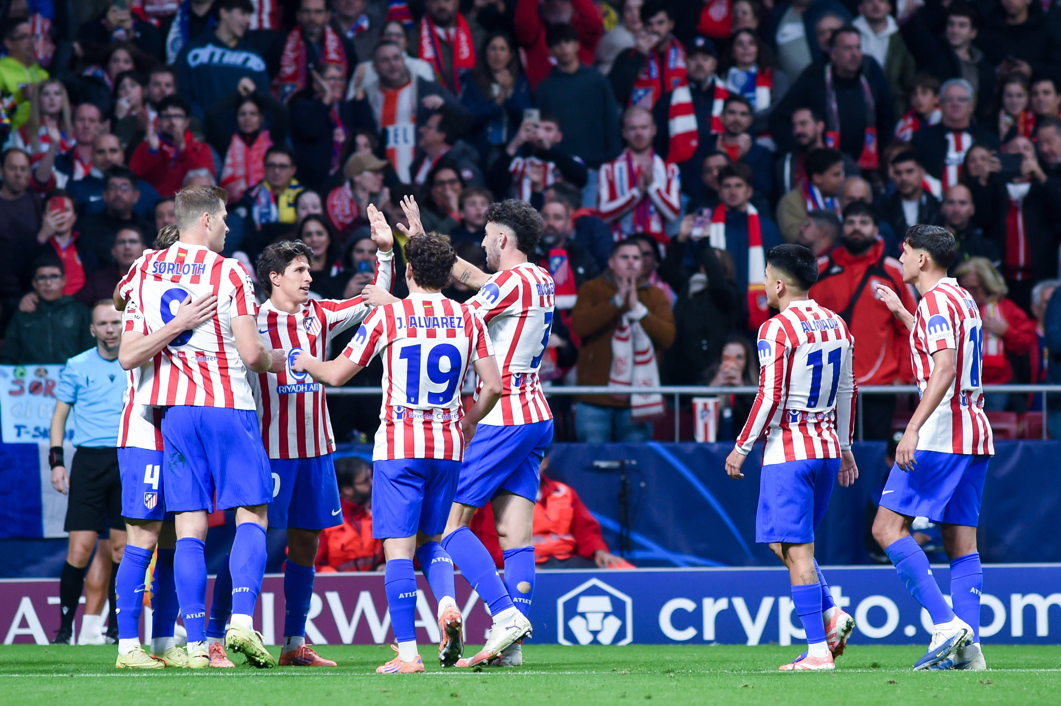 ฟุตบอล - ยูฟ่า แชมเปียนส์ลีก: แอตเลติโก มาดริด เอาชนะ แซงต์-กิลอайส์ เอสซี การแข่งขัน: กุสตาโว บาร์ ซินหัว นิวส์ เอเจนซี