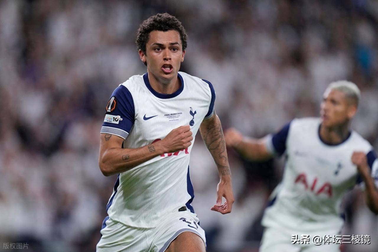 ไม่ควรโทษเชฟเชนโก้ เนื่องจากแฟนบอลชี้ให้เห็นสาเหตุเบื้องหลังประตูตีเสมอในนาทีสุดท้ายของยูไนเต็ดในเกมกับสเปอร์ส_การแข่งขัน_เชฟเชนโก้_เกต