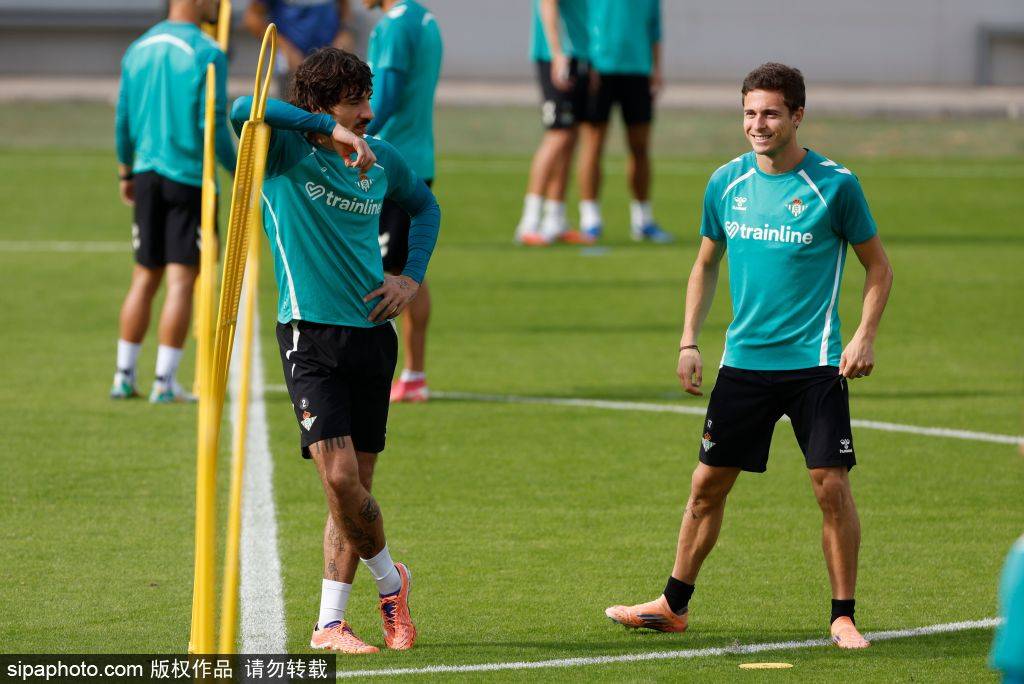 ดาวรุ่งพุ่งแรงของเรอัล มาดริด โจแอน มาร์ติเนซ ได้ดึงดูดความสนใจจากสโมสรชั้นนำรวมถึงโบรุสเซีย ดอร์ทมุนด์ แต่คาดว่าจะยังคงอยู่กับสโมสรเพื่อสานต่อตำนานของเขา ผู้เล่น | เซ็นเตอร์แบ็ค | แชมเปียนส์ลีก