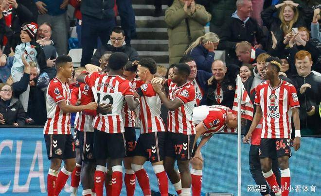 หลังจากผ่านไป 11 นัดของพรีเมียร์ลีก ซันเดอร์แลนด์ได้พุ่งทะยานขึ้นมาอยู่ในอันดับสี่ของตาราง ขณะที่ลิเวอร์พูลกลับอยู่ในอันดับต่ำกว่าแมนเชสเตอร์ ยูไนเต็ด