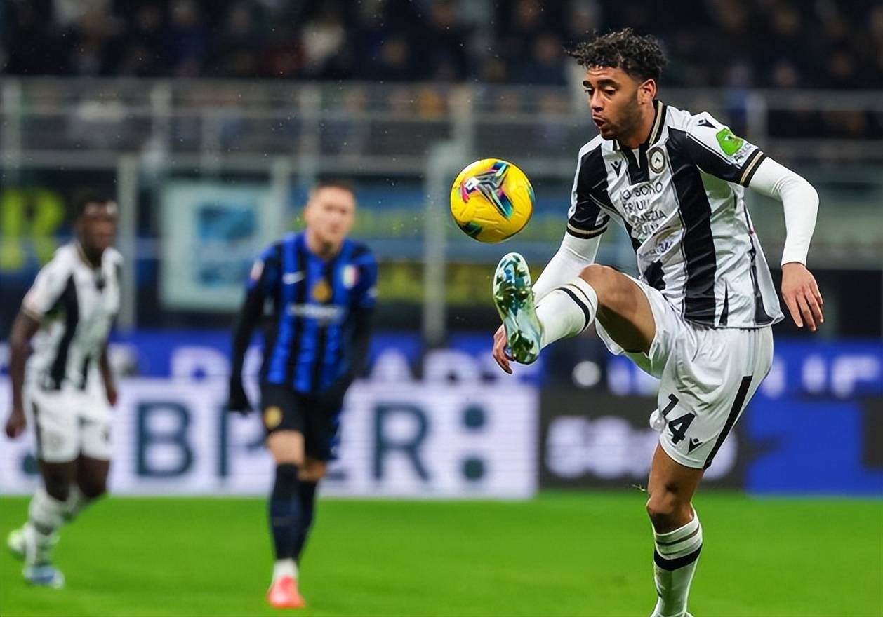 นักเตะที่เลี้ยงบอลเก่งที่สุดในเซเรียอา กำลังถูกหลายสโมสรไล่ล่า! อินเตอร์ มิลาน กำลังเร่งเซ็นสัญญากับกองกลางวัย 22 ปีรายนี้ โดยมีบาร์เซโลนาและแมนเชสเตอร์ ซิตี้ เข้ามาร่วมวงแย่งตัวด้วย ข้อเสนอ 20 ล้านปอนด์อาจทำให้ดีลนี้สำเร็จ