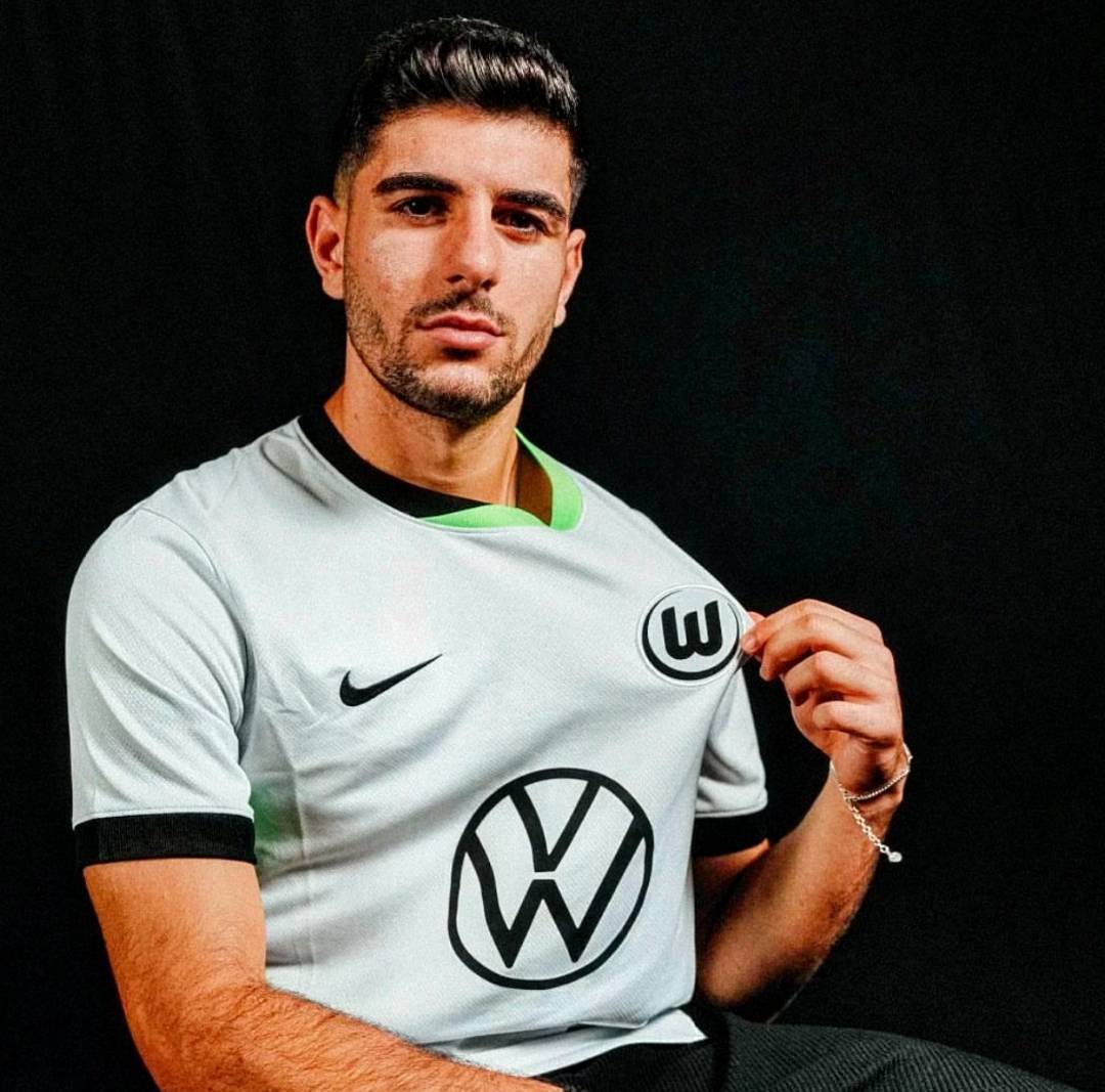 ลิเวอร์พูลจับตาเซ็นเตอร์แบ็คใหม่ที่ถูกขนานนามว่า 'ฟาน เดอร์ ฟาร์ตคนใหม่'? เซ็นเตอร์แบ็คชาวกรีกวัย 21 ปี สูงใหญ่ โดดเด่นด้วยความเร็วที่น่าประทับใจ _ริกาคิส_ _ชล็อตเตอร์เบ็ค_ _โวล์ฟสบวร์ก_