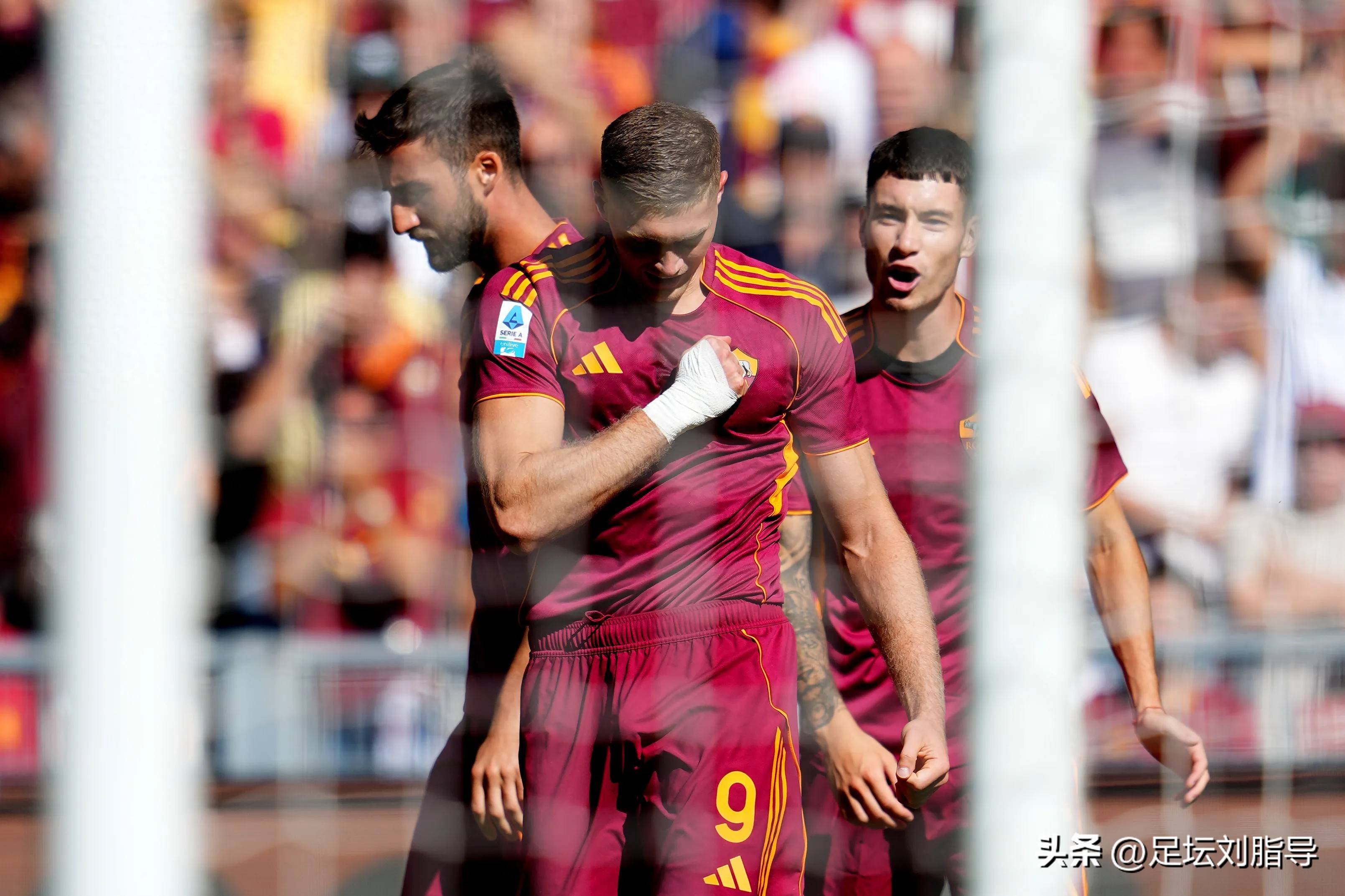 โดฟบิค ก็ได้รับบาดเจ็บเช่นกัน โรมา ไม่มีผู้รักษาประตูที่พร้อมใช้งาน และการเสริมทัพเป็นสิ่งจำเป็นอย่างยิ่ง โชคดีที่ จัลโลรอสซี ไม่ได้ตั้งเป้าหมายไว้ที่แชมป์ _เอฟเกนี เฟอร์กูสัน_ _จาน ปิเอโร กาสเปรินี_ _บารา_