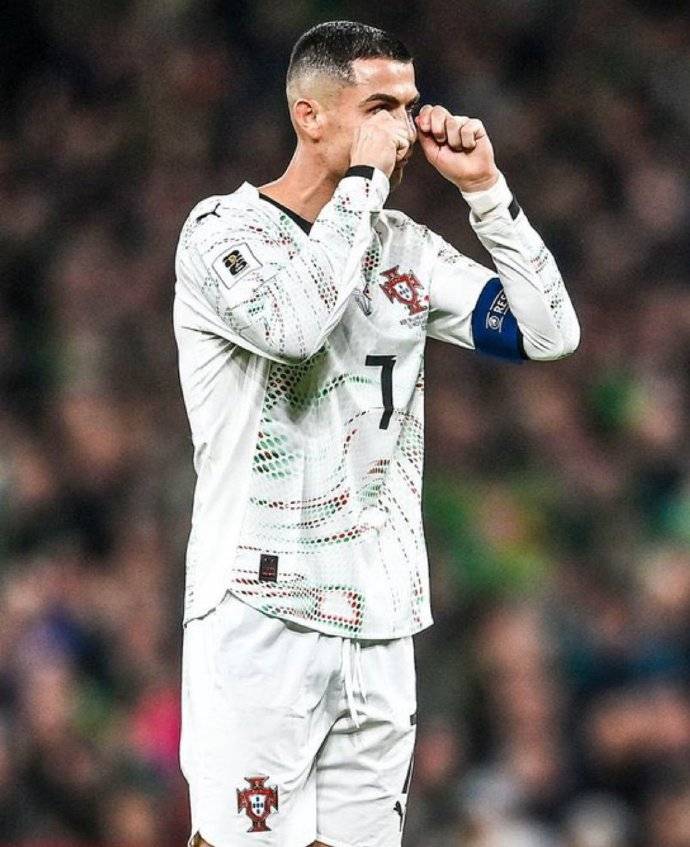 โปรตุเกส 0-2 ไอร์แลนด์: การถูกไล่ออกของโรนัลโดกลายเป็นจุดเปลี่ยนสำคัญ ส่งผลให้ผลการแข่งขันถูกตัดสินในรอบสุดท้ายที่ต้องชนะเท่านั้น _ปาลอต_: เกมรับเหนียวแน่นและเกมรุกมีลูกเล่น