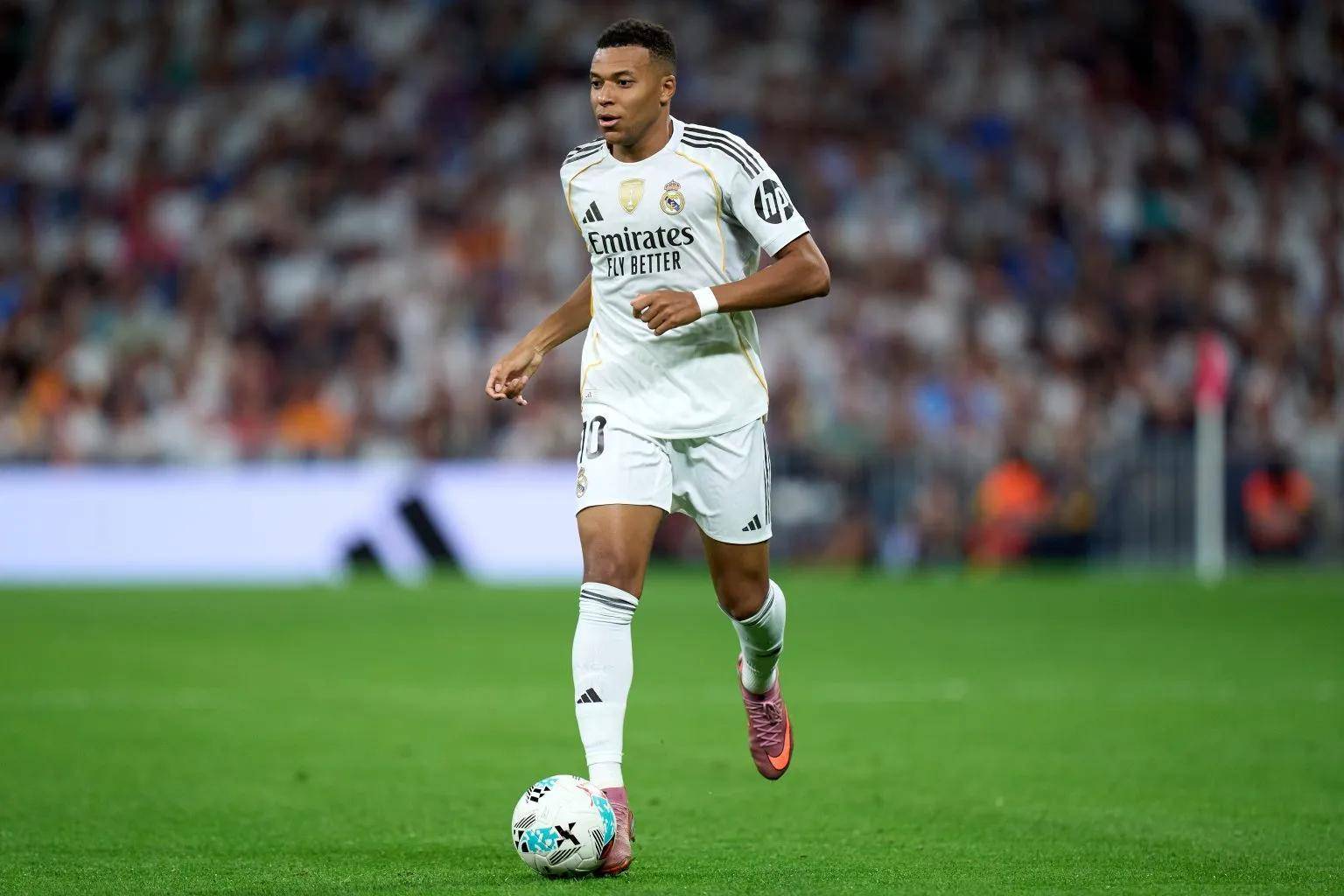 ท่ามกลางความตึงเครียดภายในทีม ซูเปอร์สตาร์ของเรอัล มาดริด เลือกที่จะสนับสนุนอลอนโซ_เอ็มบัปเป้_แมตช์_ผู้คน