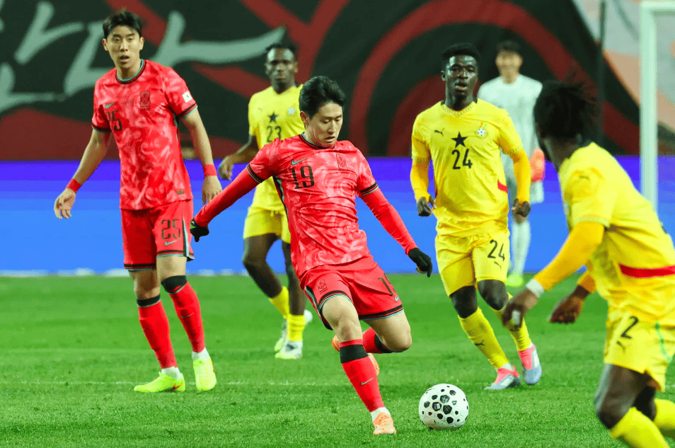 การแข่งขันกระชับมิตร: ประตูสองลูกของกานาถูกยกเลิก ขณะที่เกาหลีใต้คว้าชัยชนะติดต่อกันเป็นนัดที่สาม 1-0 ลี คัง-อิน จ่ายบอลให้เพื่อนทำประตู; ฮวาง ฮี-ชาน เสียจุดโทษและยิงพลาด _เกาหลีใต้_ โอชี โอซู เบนา อาดู การแข่งขันกระชับมิตร: ประตูสองลูกของกานาถูกยกเลิก ขณะที่เกาหลีใต้คว้าชัยชนะติดต่อกันเป็นนัดที่สาม 1-0 ลี คัง-อิน จ่ายบอลให้เพื่อนทำประตู; ฮวาง ฮี-ชาน เสียจุดโทษและยิงพลาด _เกาหลีใต้_ โอชี โอซู เบนา อาดู