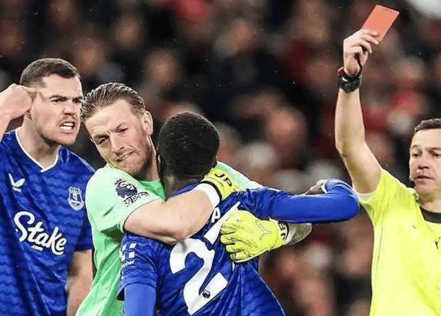 พวกเขาแพ้ได้อย่างไรกัน? แมนเชสเตอร์ ยูไนเต็ด มีผู้เล่นมากกว่าเกือบ 80 นาที แต่กลับพ่ายแพ้ จาน จุน: การจัดตัวผู้เล่นเริ่มต้นของอโมลินมีข้อบกพร่องพื้นฐาน - เกย์, คีน, เอฟเวอร์ตัน