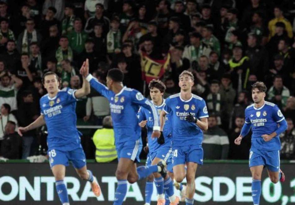 ลาลีกาส่งความพลิกล็อกสุดช็อกเมื่อเรอัล มาดริดพลิกกลับมาตีเสมอได้สองครั้ง คว้าตำแหน่งจ่าฝูงกลับคืนมา ขณะที่บาร์เซโลนาตกไปอยู่อันดับสอง เอลเช เบลลิงแฮม เอ็มบัปเป้ ลาลีกาส่งความพลิกล็อกสุดช็อกเมื่อเรอัล มาดริดพลิกกลับมาตีเสมอได้สองครั้ง คว้าตำแหน่งจ่าฝูงกลับคืนมา ขณะที่บาร์เซโลนาตกไปอยู่อันดับสอง เอลเช เบลลิงแฮม เอ็มบัปเป้