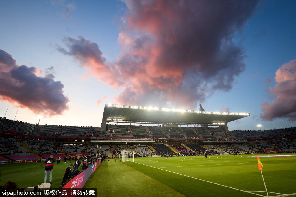 การแข่งขันนัดแรกที่คัมป์นูใหม่: ชัยชนะอันรุ่งโรจน์ที่ไม่อาจปกปิดความขัดแย้งและความกังวล บาร์เซโลนา | แฟนบอล | สนามกีฬา