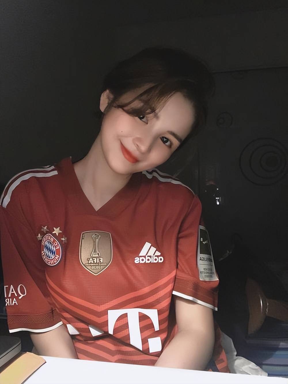 เมื่อคืนที่ผ่านมาเกิดเหตุการณ์พลิกล็อกหลายคู่ คืนนี้ศึกยูฟ่าแชมเปียนส์ลีกจะกลับมาแข่งขันอีกครั้งด้วย 9 คู่ การทำนายผลสกอร์ที่แม่นยำ พร้อมผลที่น่าตกใจหนึ่งคู่ที่อาจเกิดขึ้นได้ คู่แข่งขัน | ใบแดง | อินเตอร์ มิลาน