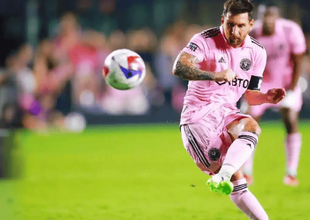 คีเลียน เอ็มบัปเป้ ครองตำแหน่งผู้นำในสถิติหนึ่งรายการในลีกชั้นนำของยุโรปทั้งห้าลีก แต่คู่แข่งหลักของเขาในการชิงรางวัลบัลลงดอร์ยังคงเป็นลิโอเนล เมสซี คีเลียน เอ็มบัปเป้ ครองตำแหน่งผู้นำในสถิติหนึ่งรายการในลีกชั้นนำของยุโรปทั้งห้าลีก แต่คู่แข่งหลักของเขาในการชิงรางวัลบัลลงดอร์ยังคงเป็นลิโอเนล เมสซี