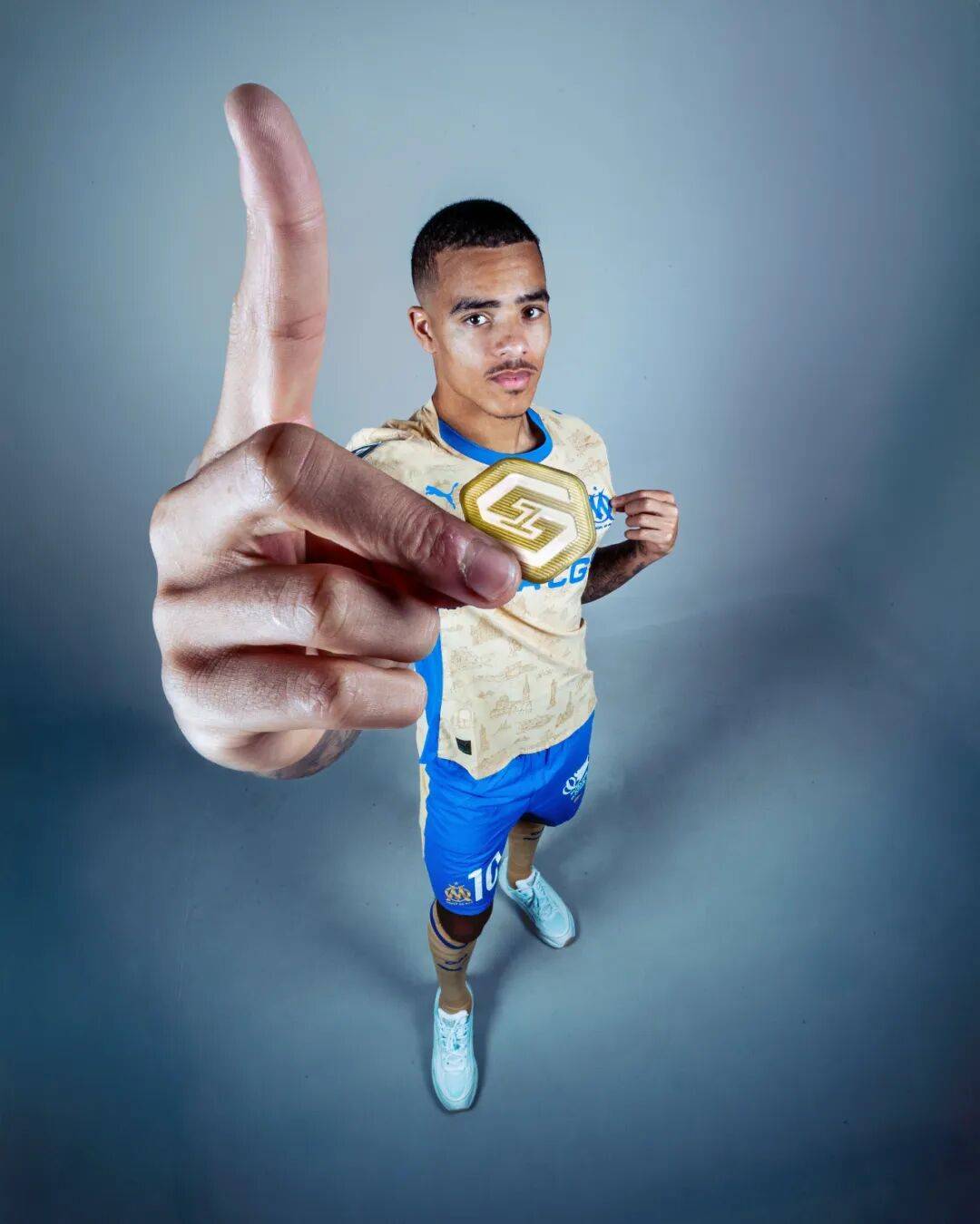 สโมสรซาอุดีอาระเบียมีรายงานว่าต้องการเซ็นสัญญากับอาโอกิด้วยค่าตัว 100 ล้านปอนด์ หากสำเร็จ แมนเชสเตอร์ ยูไนเต็ด จะได้รับเงิน 37 ล้านปอนด์! อย่างไรก็ตาม พวกเขาต้องแบ่งรายได้ให้กับสโมสรอื่นด้วย เมสัน กรีนวูด มาร์กเซย ฤดูกาลนี้