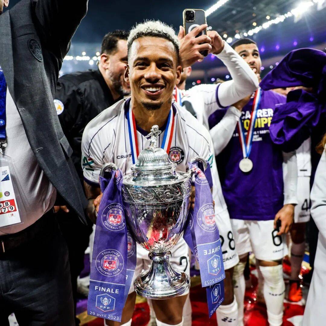 การเซ็นสัญญาครั้งแรกของตลาดซื้อขายนักเตะฤดูหนาว? สื่อบราซิลรายงานว่าผู้ชนะรางวัลรองเท้าเงินเจลีกวัย 30 ปีเตรียมเข้าร่วมทีมเซี่ยงไฮ้ เสิ่นหัว ราฟาเอล ลาตาโอ บราซิล บาฮีอา