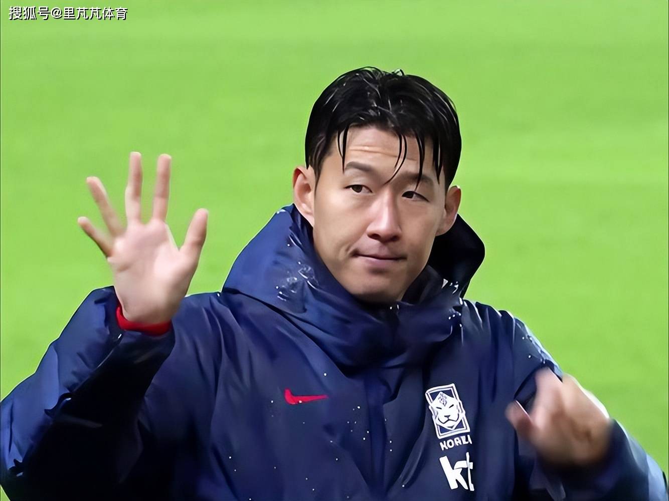 นี่คือโชคชะตาหรือ? หลังจากรับใช้กองทัพมาตลอดชีวิต ซน ฮึง-มิน มีถ้วยรางวัลเพียงหนึ่งใบในชื่อของเขา ในขณะที่ 'ดาวรุ่งคนใหม่' วัย 24 ปี คว้าแชมป์มาแล้วถึง 11 รายการ _อี คัง-อิน_ _ถ้วยรางวัล_ _เปรียบเทียบ_