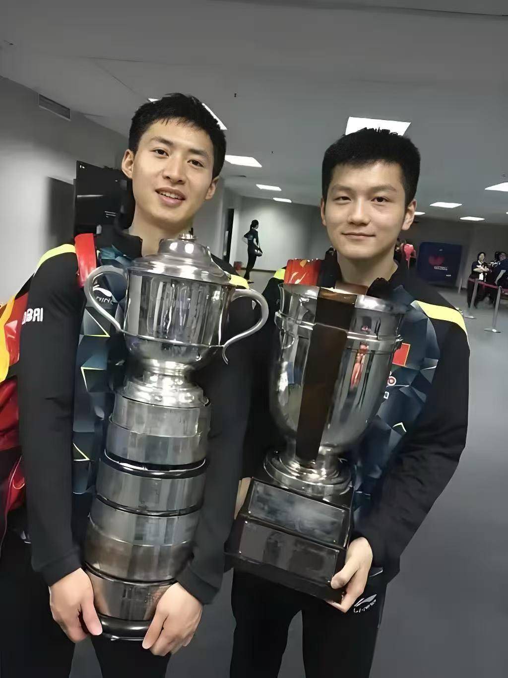 การถ่ายทอดสดของฟางป๋อเป็นบ้าไปแล้ว! เขาอยู่ทั้งคืนเพื่อบรรยายการแข่งขันแชมเปียนส์ลีกนัดแรกของฟานเจ๋อดง! แต่ดงเก้กลับปิดเกมในเวลาเพียง 17 นาที – ระยะเวลาสั้นเกินไปที่จะขายของ! การถ่ายทอดสดของฟางป๋อเป็นบ้าไปแล้ว! เขาอยู่ทั้งคืนเพื่อบรรยายการแข่งขันแชมเปียนส์ลีกนัดแรกของฟานเจ๋อดง! แต่ดงเก้กลับปิดเกมในเวลาเพียง 17 นาที – ระยะเวลาสั้นเกินไปที่จะขายของ!