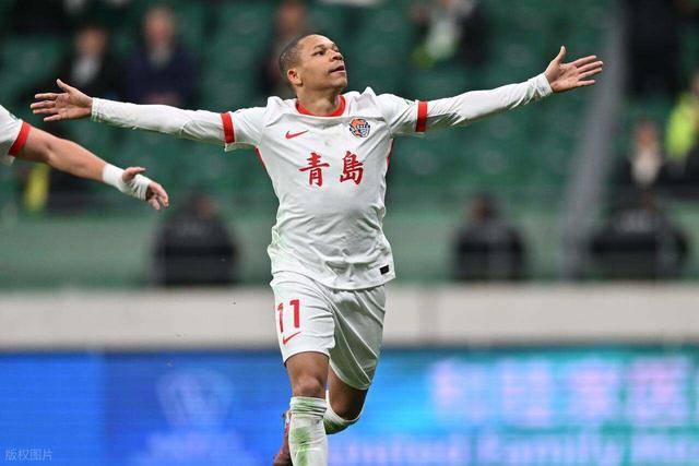 หลิว จุนซั่ว ให้สัญญาณถึงการจากไปของกองหน้าคนสำคัญของชิงเต่า ไฮนิว ซึ่งอาจย้ายไปเฉิงตู รงเฉิง จุดประกายการถกเถียงอย่างดุเดือด _ซิลวา_ ชิงเต่า ไฮนิว คาโรน