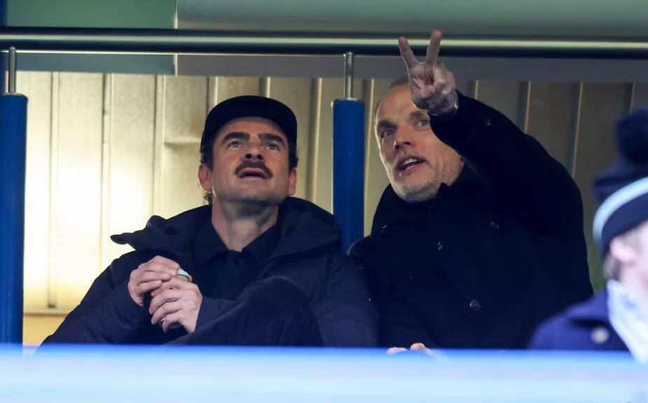 การแข่งขันเพื่อตำแหน่งกองกลางตัวรุกของอังกฤษทวีความเข้มข้นขึ้น เมื่อเบลลิงแฮมต้องเผชิญกับการแข่งขันจากดาวรุ่งพุ่งแรงในพรีเมียร์ลีกอย่าง มอร์แกน โรเจอร์ส, ฮาร์วีย์ พาล์มเมอร์ และฟิล โฟเดน