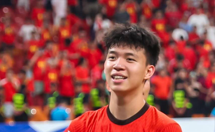 หวัง หยูตง วัย 19 ปี โพสต์ภาพร่วมกับเพื่อนร่วมทีมในชุดแข่งท็อตแน่ม ฮ็อตสเปอร์ จุดกระแสถกเถียงในโลกออนไลน์หลังแฟนบอลมีความเห็นแตกต่างกัน ทีมชาติฟุตบอลสหรัฐอาหรับเอมิเรตส์ เอเชียนคัพ หวัง หยูตง วัย 19 ปี โพสต์ภาพร่วมกับเพื่อนร่วมทีมในชุดแข่งท็อตแน่ม ฮ็อตสเปอร์ จุดกระแสถกเถียงในโลกออนไลน์หลังแฟนบอลมีความเห็นแตกต่างกัน ทีมชาติฟุตบอลสหรัฐอาหรับเอมิเรตส์ เอเชียนคัพ