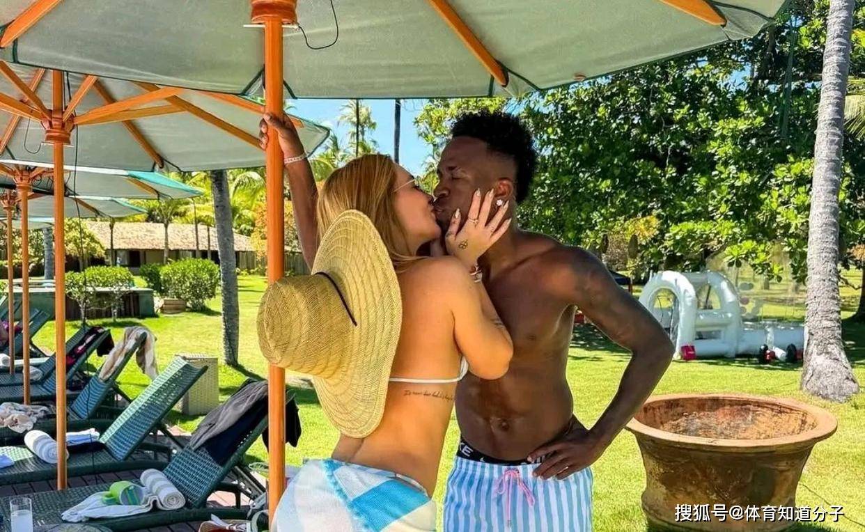 โฉมงามกับเจ้าชายอสูร? วินิซิอุสและแฟนสาวผิวขาวของเขาจูบกันอย่างดูดดื่ม ชาวเน็ตแสดงความคิดเห็น: เขาทำแบบนั้นได้อย่างไร?_บราซิล_เวอร์จิเนีย_นักฟุตบอล