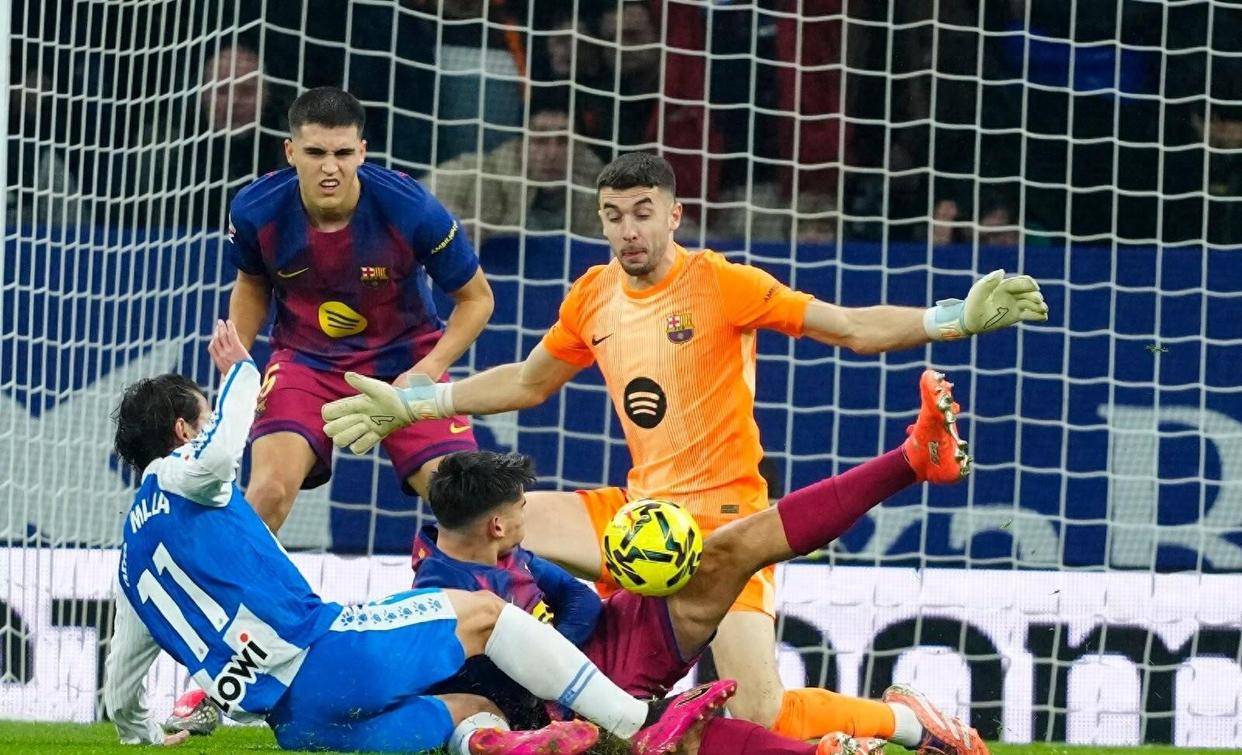 การแข่งขันเพื่อชิงตำแหน่งท็อปโฟร์ในลาลีกาได้สร้างความวุ่นวายอย่างหนัก เมื่อบาร์เซโลนาสามารถคว้าชัยชนะ 2-0 เพื่อรักษาตำแหน่งจ่าฝูงไว้ได้ ขณะที่ตารางคะแนนล่าสุดเผยให้เห็นว่าบียาร์เรอัลสามารถพลิกสถานการณ์กลับมาชนะในเกมเยือนและไต่ขึ้นสู่อันดับสามได้สำเร็จ การแข่งขันเพื่อชิงตำแหน่งท็อปโฟร์ในลาลีกาได้สร้างความวุ่นวายอย่างหนัก เมื่อบาร์เซโลนาสามารถคว้าชัยชนะ 2-0 เพื่อรักษาตำแหน่งจ่าฝูงไว้ได้ ขณะที่ตารางคะแนนล่าสุดเผยให้เห็นว่าบียาร์เรอัลสามารถพลิกสถานการณ์กลับมาชนะในเกมเยือนและไต่ขึ้นสู่อันดับสามได้สำเร็จ