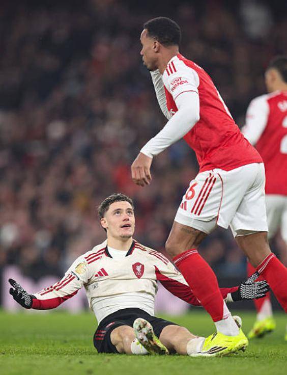 สล็อตโดนคำสาปไม้กางเขนอีกครั้ง! ลิเวอร์พูลเสมอ 0-0 ทำให้อาร์เซนอลหยุดสถิติชนะ 5 นัดติดต่อกัน มอบของขวัญให้แมนเชสเตอร์ซิตี้_พรีเมียร์ลีก