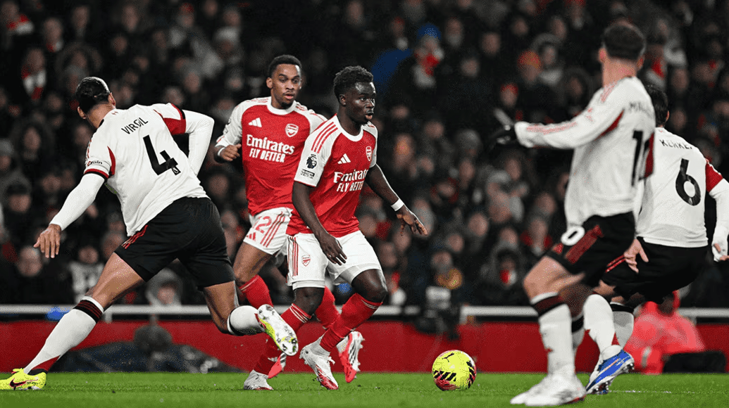 พรีเมียร์ลีก - แบรดลีย์ยิงลูกข้ามหัวแต่บอลชนเสาและเขาต้องออกจากสนามเนื่องจากบาดเจ็บ; อาร์เซนอลยันเสมอกับลิเวอร์พูล 0-0 ขยายคะแนนนำเป็นหกแต้ม มาร์ตินเนลลี่ ทั้งสองฝ่าย เขตโทษ