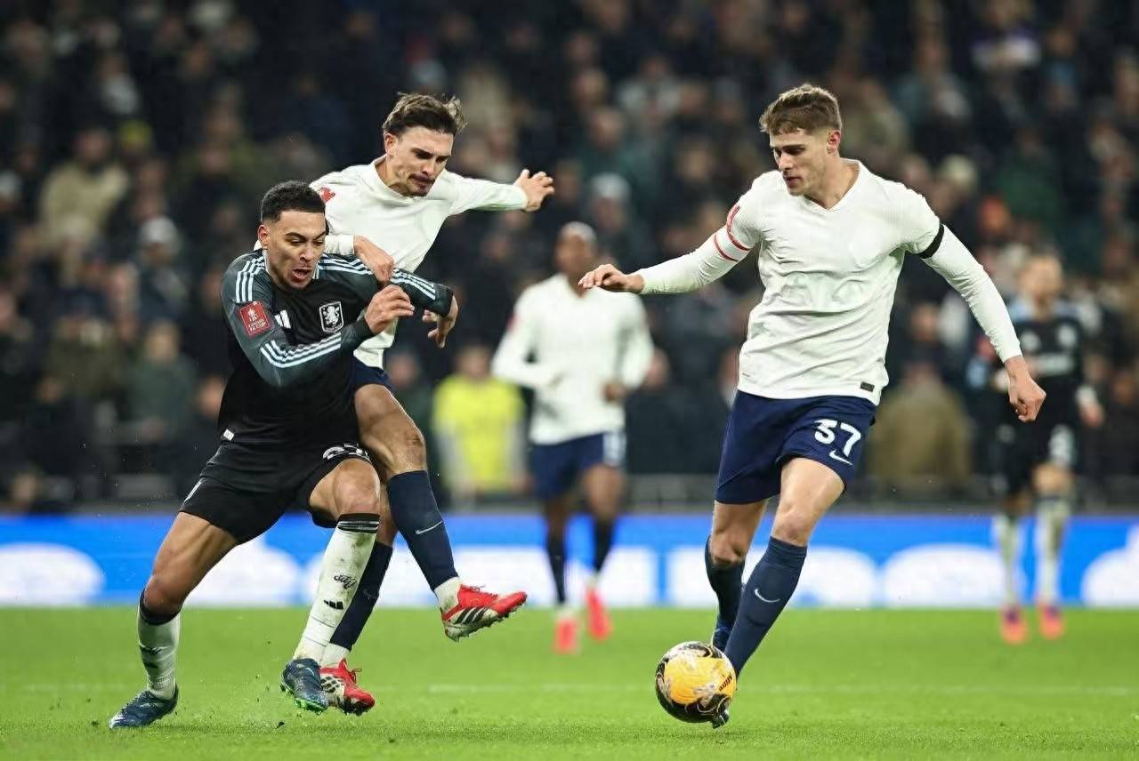 ยุคหลังซันไค: สเปอร์สแตกแยก พ่ายวิลล่า 1-2 จบเส้นทางเอฟเอคัพในรอบสาม อันดับพรีเมียร์ลีก: 14 รายการแชมเปียนส์ลีก: แฟรงค์เฟิร์ต ยูโรปาลีก