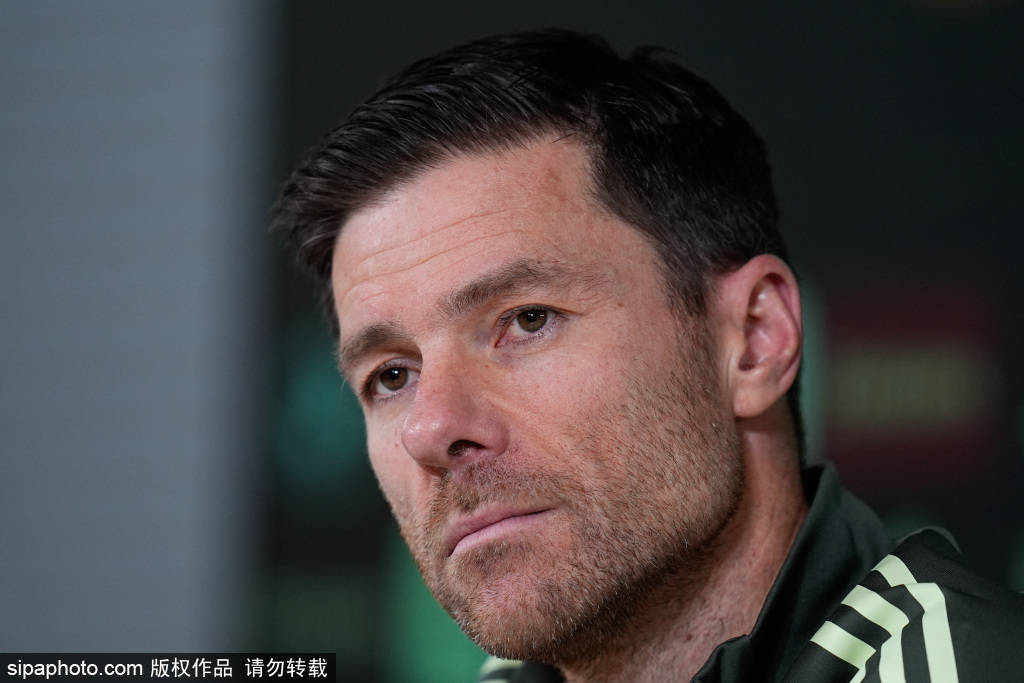 ฟลิค และ ชาบี อลอนโซ: การเผชิญหน้าในศึกซูเปอร์คัพเบื้องหลังการจับมือเย็นชา ผู้จัดการทีมไบเออร์ เลเวอร์คูเซ่น กับ เรอัล มาดริด