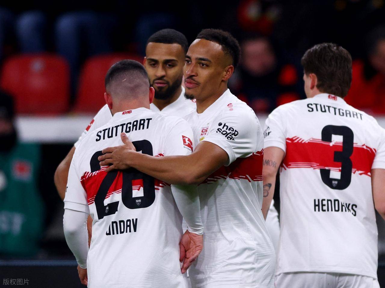 4-1: ทีมอันดับหกของบุนเดสลีกาถล่มทีมอันดับสามอย่างยับเยิน ขยายสถิติไร้พ่ายเป็น 5 นัดติดต่อกัน ขณะที่กองหน้าพลังหนุ่มชาวเยอรมันวัย 24 ปีระเบิดฟอร์มยิงสองประตูสุดสวย สตุ๊ตการ์ต พบ ไบเออร์ เลเวอร์คูเซ่น