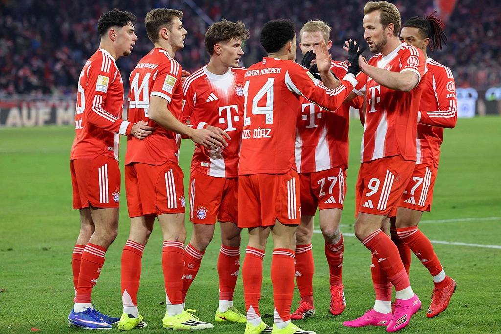 บุนเดสลีกา - โอลิชทำสองประตูและทำหนึ่งแอสซิสต์, ดิอาซทำสองแอสซิสต์และหนึ่งประตู; เคนทำประตูและทำหนึ่งแอสซิสต์ ขณะที่บาเยิร์นถล่มโวล์ฟสบวร์ก 8-1 เขตโทษ - เปยิชินอวิชยิงเข้าประตู