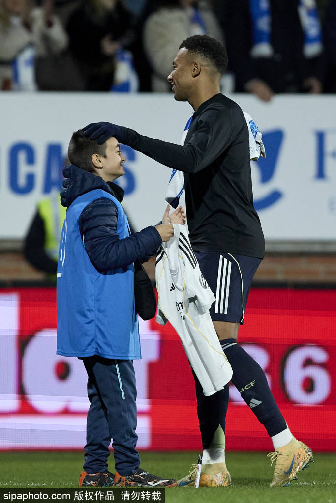 การตัดสินใจที่ผิดพลาด? เอ็มบัปเป้ย้ายไปเรอัล มาดริด พบกับผู้จัดการทีมสามคนในหนึ่งปีครึ่ง แต่กลับไม่สามารถคว้าแชมป์รายการใหญ่ได้เลย _Avelo_ แฟนบอล_ แชมเปียนส์ลีก