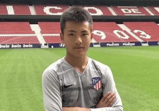 หลี่ ฮ่าว ใส่หมวกหลายใบ! หลังจากใช้เวลาเก้าปีเล่นอาชีพในสเปน ตอนนี้เขายังทำหน้าที่เป็นล่ามไม่เป็นทางการของอันโตนิโออีกด้วย ทีมชาติแอตเลติโก มาดริด จีน ผู้รักษาประตูทีมชาติ