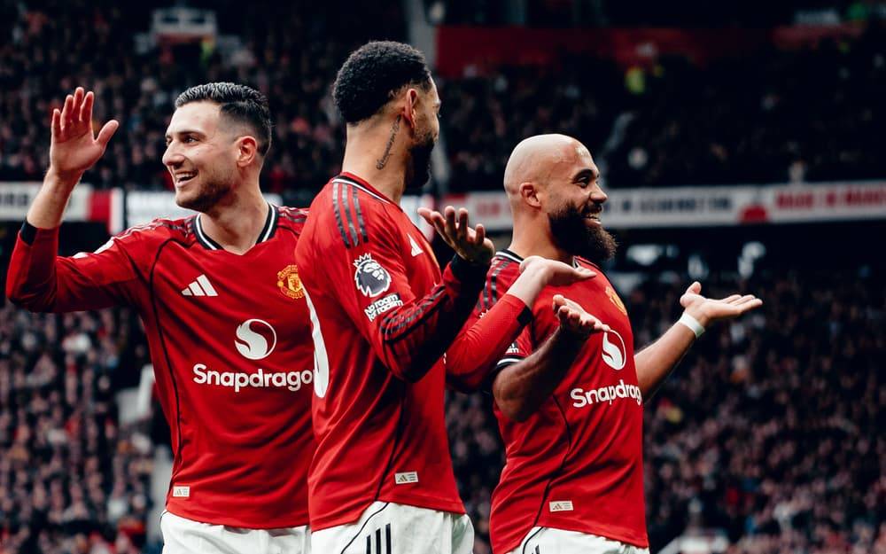 ฝันร้ายที่โอลด์ แทรฟฟอร์ด! โรเมโรถูกไล่ออกในนาทีที่ 30 ขณะที่สเปอร์สพ่ายแพ้ให้กับยูไนเต็ด 0-2 ด้วยผู้เล่น 10 คน อนาคตของฤดูกาลมืดมน แมตช์ | ใบแดง | ฮาร์วีย์ ซิมมอนส์