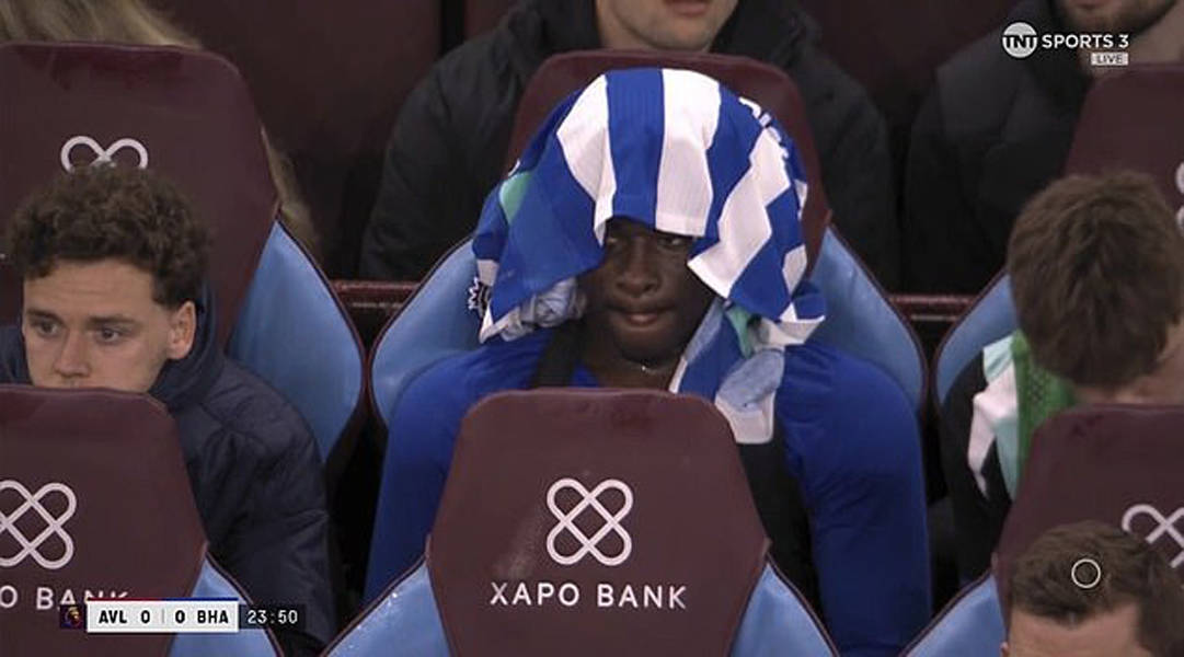 เป้าหมายการย้ายทีมในช่วงซัมเมอร์ของแมนเชสเตอร์ ยูไนเต็ด ได้รับความอับอายเมื่อถูกเปลี่ยนตัวออกหลังจากลงสนามเพียง 22 นาที! มีรายงานว่าแมนเชสเตอร์ ซิตี้ เตรียมยื่นข้อเสนอ 100 ล้านปอนด์เพื่อคว้าตัวแอนเดอร์สัน