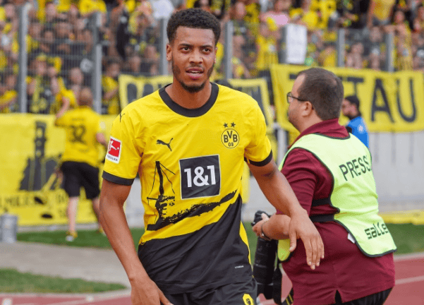 แมนเชสเตอร์ ยูไนเต็ด, เชลซี และสโมสรอื่น ๆ ในพรีเมียร์ลีกให้ความสนใจในตัว เอ็มเคาห์ โดยมีรายงานจาก Milan Sports ว่า ดอร์ทมุนด์ได้ตั้งราคาไว้ที่ 70 ล้านยูโร กองกลาง แมนเชสเตอร์ ซิตี้ โบรุสเซีย ดอร์ทมุนด์