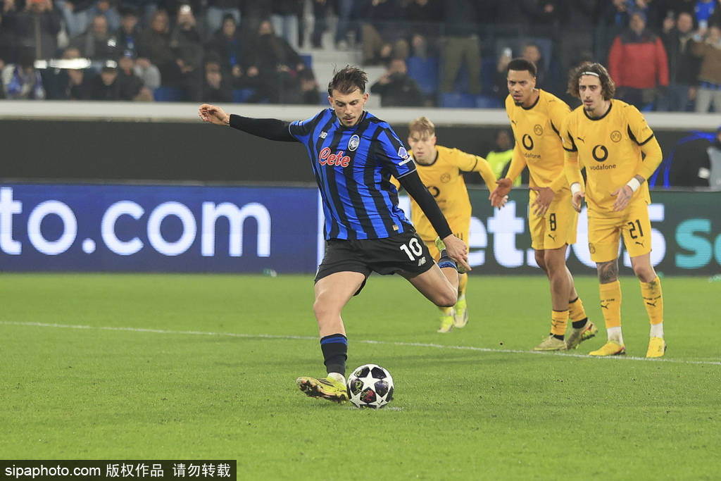 แชมเปียนส์ลีก - เบนเซบายานีถูกไล่ออกในช่วงทดเวลาบาดเจ็บ เสียจุดโทษทำให้อตาลันต้าผ่านเข้ารอบด้วยสกอร์รวม 4-3 ตัด Dortmund ตกรอบ เขตโทษ - อเดเยมี - จิโรด์