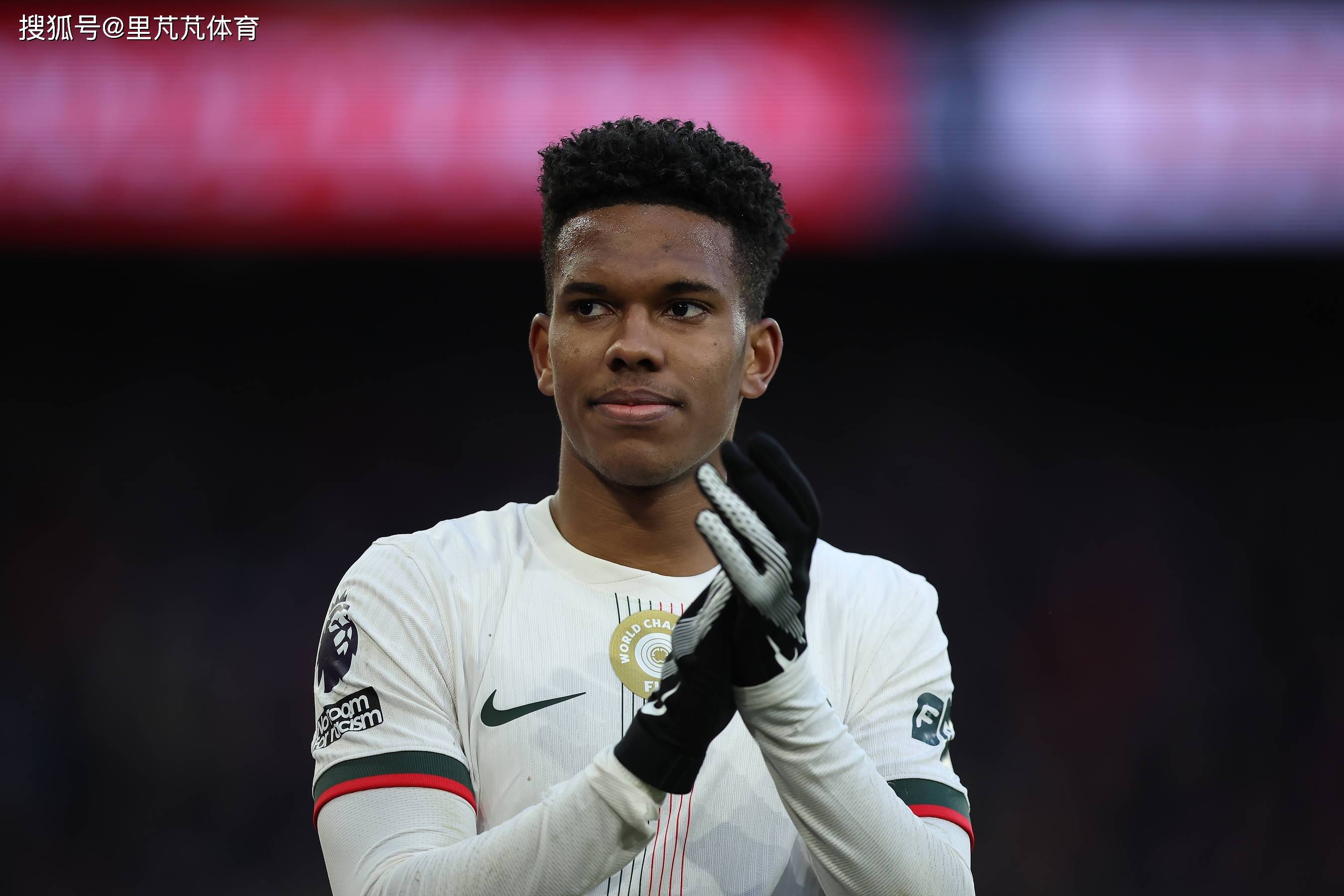 การเปรียบเทียบการย้ายทีมในพรีเมียร์ลีก: เอ็มบูโมนำทีม, ชาก้ายังมีพลังเหลือ, และการเซ็นสัญญาใหม่ของทีมใหญ่ทั้งหกพิสูจน์ความน่าเชื่อถือ _แมนเชสเตอร์ ยูไนเต็ด_ ผู้เล่น_ ลิเวอร์พูล