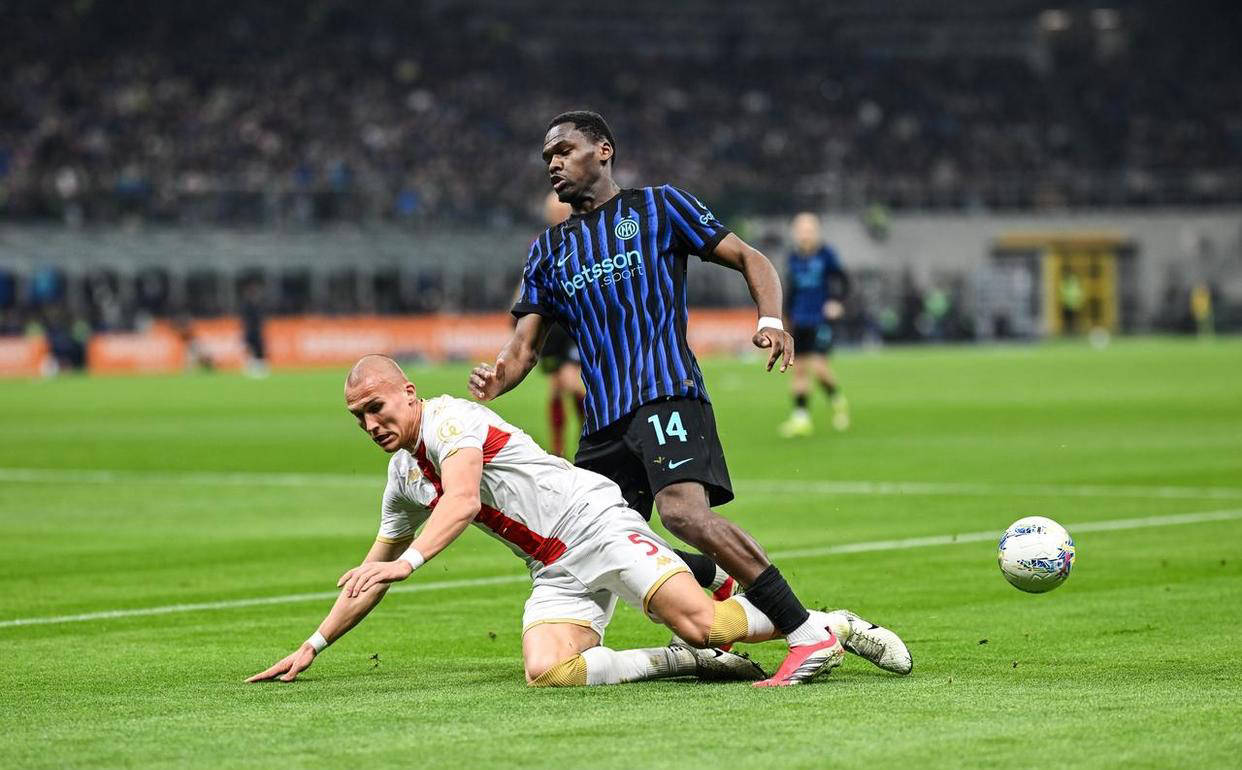 ผลการแข่งขันกัลโช่ เซเรีย อา นัดที่ 27: อินเตอร์ มิลาน คว้าตำแหน่งจ่าฝูง, โคโม และ นาโปลี ตามติด _การแข่งขัน_ _ตารางคะแนน_ _อินเตอร์ มิลาน_