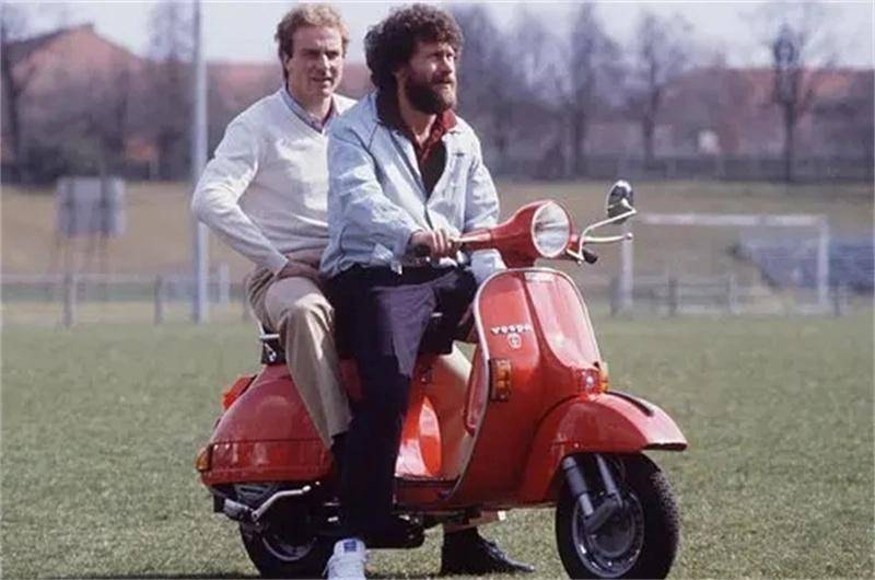 กุญแจสู่ทีมที่ดื้อรั้น เขาลาออกจากทีมชาติเยอรมันก่อน และจากนั้นก็ทิ้งบาเยิร์น มิวนิค ให้เล่นในตำแหน่ง anger_paul brettner_ painnalt_at ในเกม