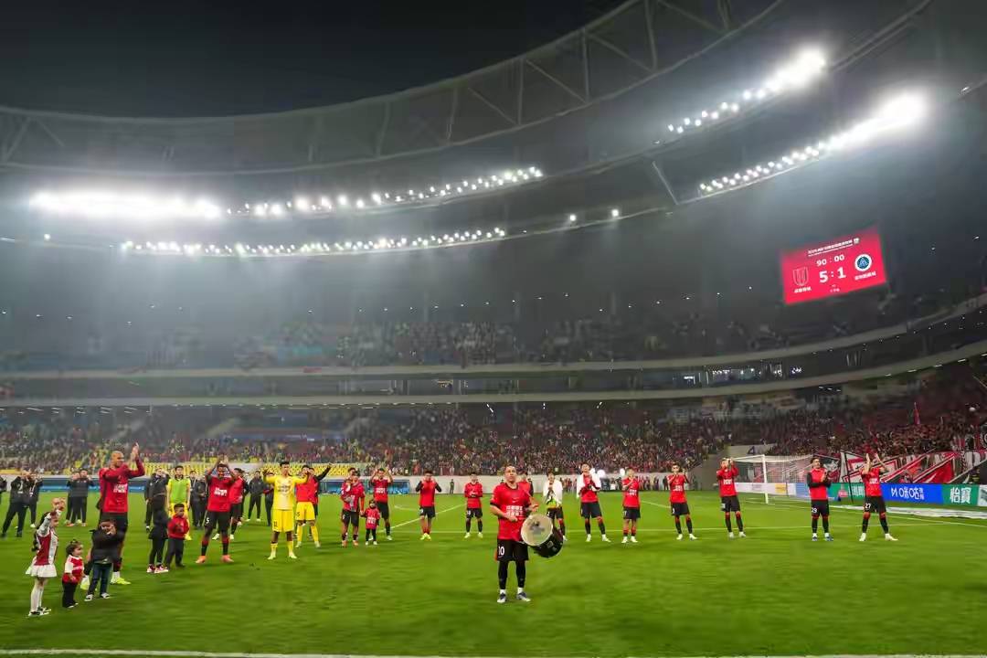 หยิบสมบัติขึ้นมา เฉิงตู หงเฉิง ยิงประตูหลังเกม ทั้งสองมีมากกว่า 9 แต้ม และการเปิดตัวเอดใหม่จะกลายเป็นดาร์ลิ่ง_เพ็งเฉิง_silva_การแข่งขันคนใหม่