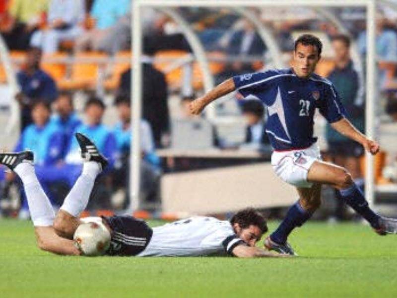 จากกัปตันดอร์ต สู่เรอัล มาดริด เขายังทุ่มตัวให้กับศัตรูอีก 2 ครั้ง และทีมยักษ์ใหญ่ของเยอรมันมีชื่อเสียงผสมปนเปกัน_Metzerde_Yu Schalke_World Cup