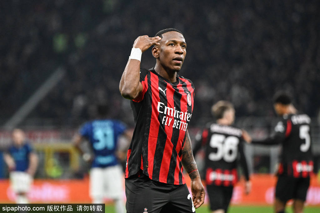 เซเรียอา - เอสตูปิเนียนคว้าแชมป์มิลานดาร์บี้เรดและแบล็ค 1-0 เล็คตร้าสีน้ำเงินและสีดำ