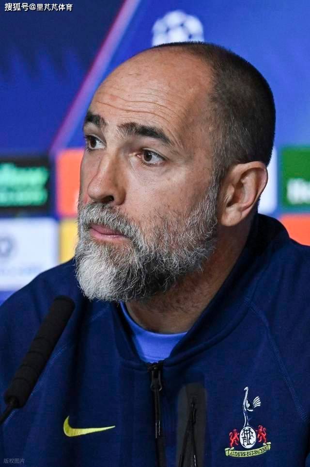 นักผจญเพลิงที่ซุ่มซ่าม! ทิวดอร์ซึ่งไม่มีคุณสมบัติเหมาะสมจากธุรกิจคู่ ยากที่จะดึงเอารางของ relegation_match_kinsky_madition ออกมา