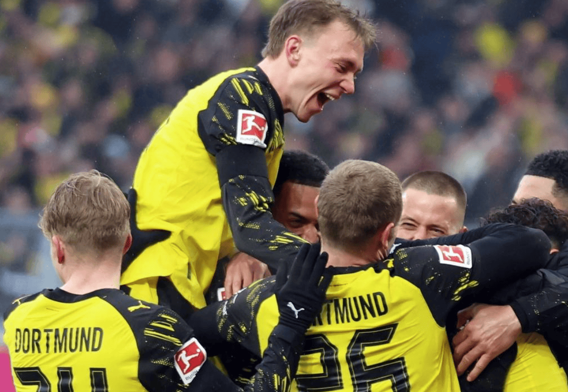 เกม 2-0 ทำให้ช่องว่างระหว่าง 2 แรกแคบลง และแชมป์ของดอร์ทมุนด์เกือบจะแตกสลาย: เขาถูกบาเยิร์นโยนทิ้งไปมากเกินไป_adejemi_match_augsburg