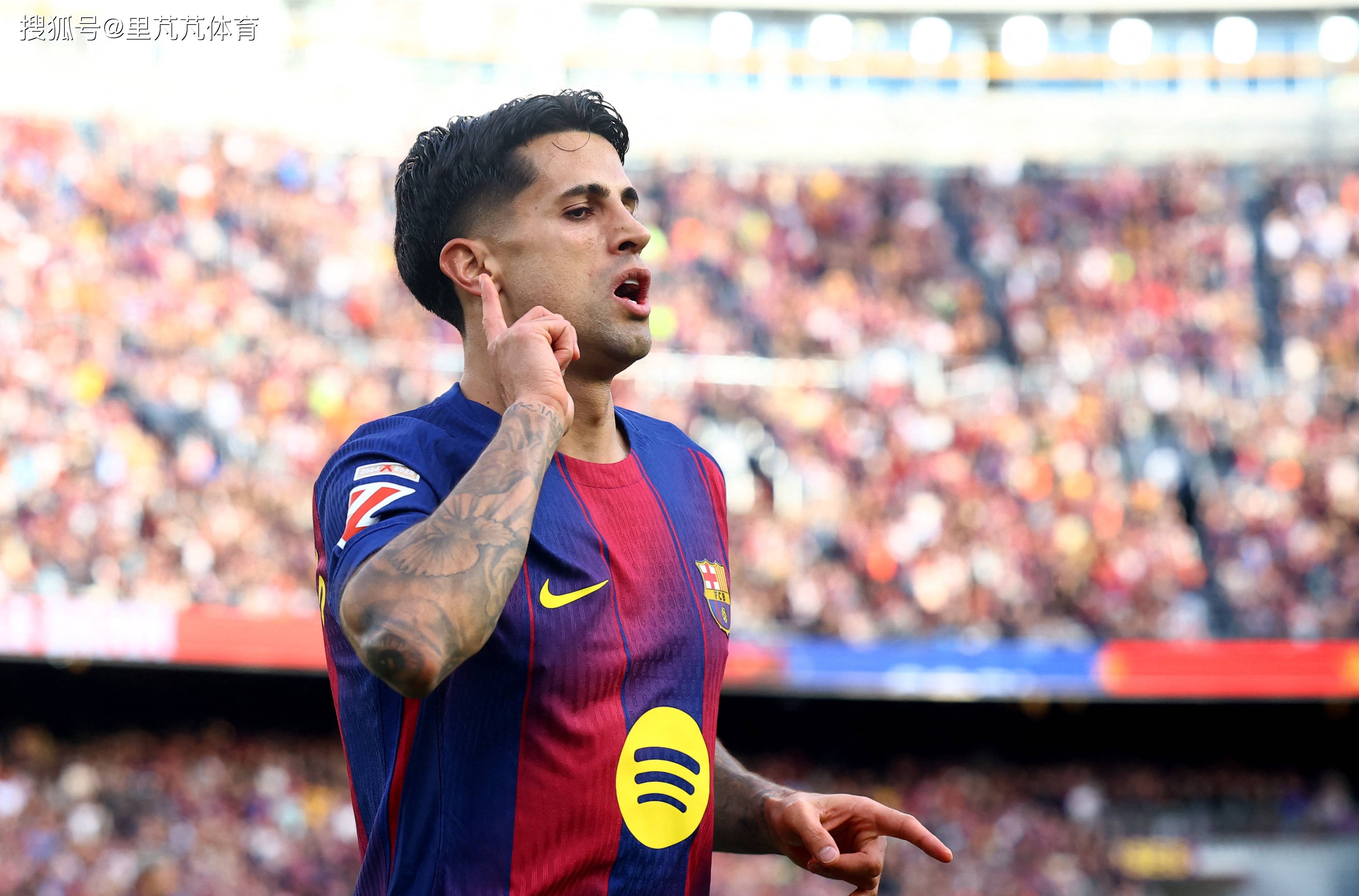 ชายคนหนึ่งทำลูกสามลูกเพื่อจุดไฟในคัมป์ นู: ทหารผ่านศึกวัย 32 ปีที่เข้าไปในวังสองครั้ง เป็นกองหลังที่ดีที่สุดใน World_Barcelona_Defense_Attack