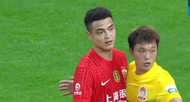 อย่าต่อสู้เพื่อใบแดงและใบเหลือง อู๋ มิตีเจียง ทุบใบมะเดื่อสุดท้ายของผู้ตัดสิน ซูเปอร์ลีกจีน ด้วยข้อศอกหนึ่งข้อ _ เพลง Long_ma Ning