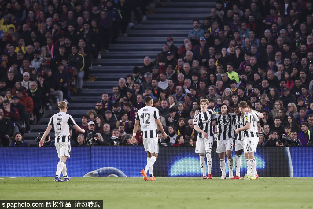 ทีมแรกสู่สนามจอห์น ครัฟฟ์ สเตเดียม ให้การสนับสนุน: ฮันส์ ฟริก, ยามาล, การ์วีย์ ปรากฏตัวในทีม บาร์เซโลนา บี ดาร์บี_เฟิร์ส LINE_RESERVE_PLAYER