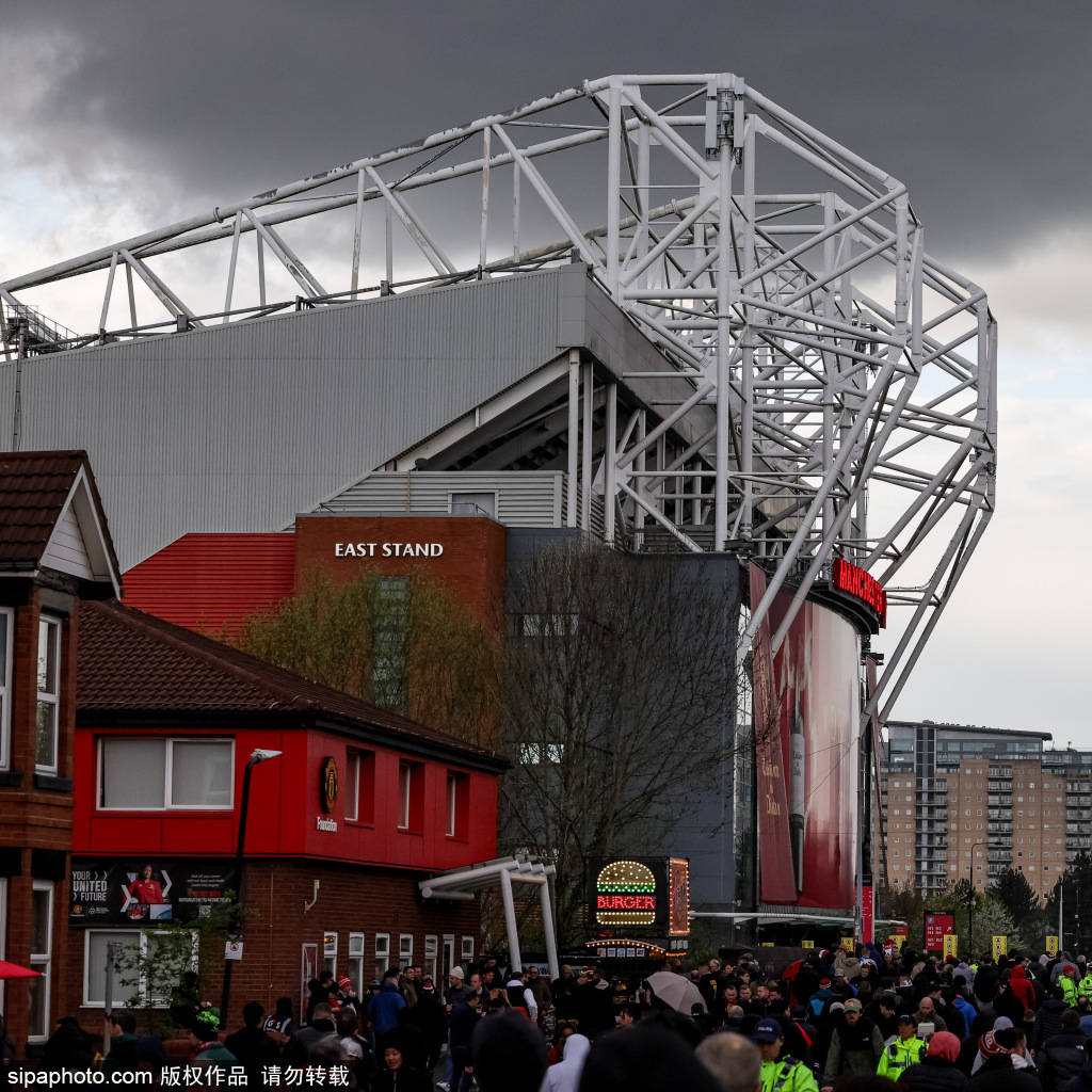 การเดินทางแชมเปี้ยนส์ลีกของแมนเชสเตอร์ยูไนเต็ดถูกเงา: โอลด์แทรฟฟอร์ดถูกโจมตีโดยลีดส์กัปตันทีม 